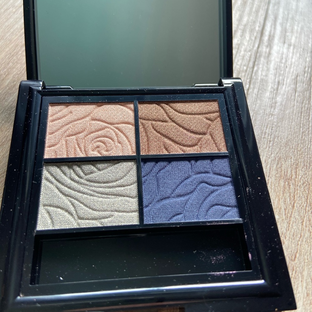 Eyeshadow Bundle + Lashes - Picture 3 of 7